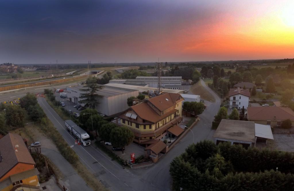 Hotel Malpensafiera Bernate Ticino Kültér fotó